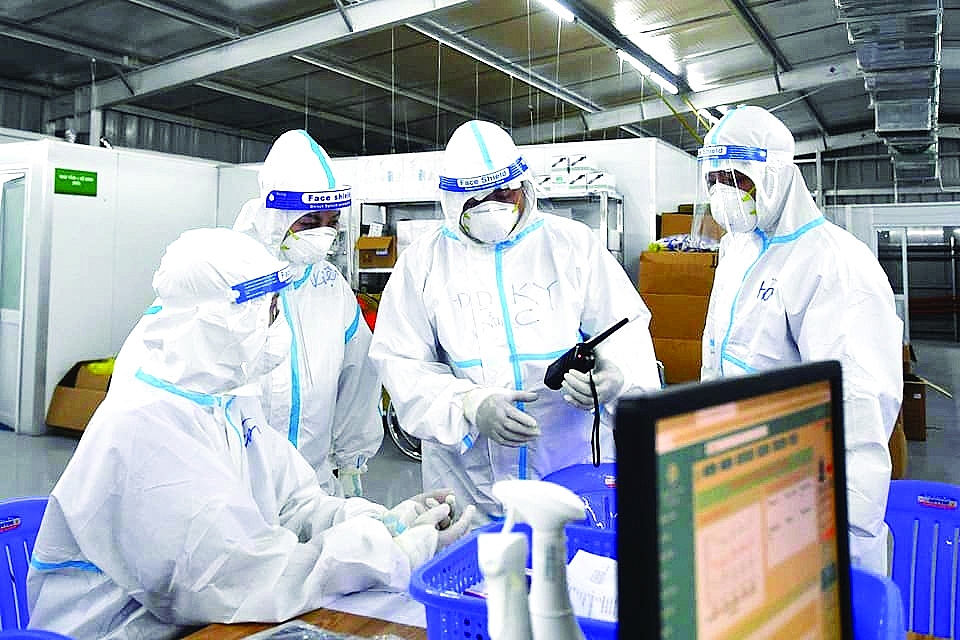 Mỗi ngày đội ngũ y, bác sĩ phải làm việc từ 8-14 giờ trong bộ đồ bảo hộ, với thời tiết nắng nóng. 	 	Ảnh: Bộ Y tế