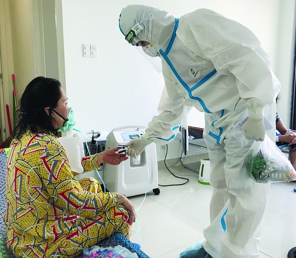 Bác sỹ Bệnh viện dã chiến số 8 TPHCM thăm khám cho người bệnh nhiễm Covid-19.	 Ảnh BV cung cấp