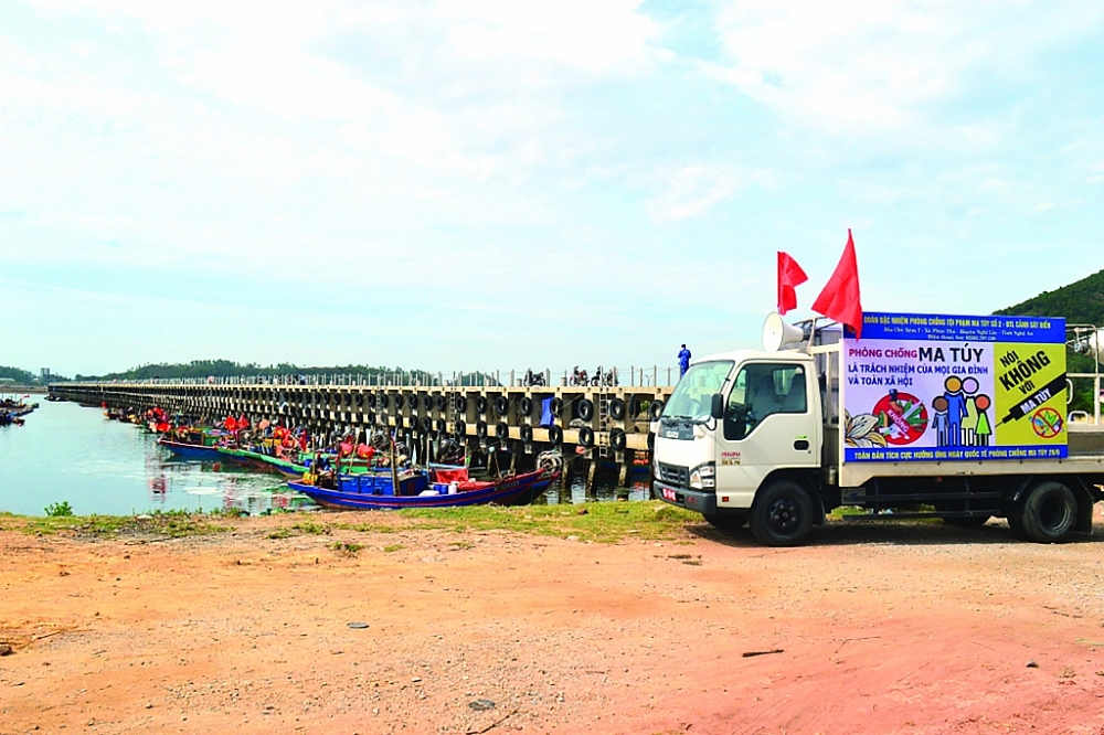 Đoàn đặc nhiệm phòng chống tội phạm ma túy số 2 đã tổ chức nhiều buổi tuyên truyền tại các cảng cá, cảng biển tại địa bàn Nghệ An, Hà Tĩnh. 	 	Ảnh: Thanh Tùng