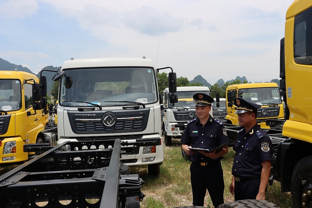 Công chức Chi cục Hải quan cửa khẩu Tà Lùng (Cục Hải quan Cao Bằng) kiểm tra mặt hàng ô tô nhập khẩu.	 Ảnh: T.Bình
