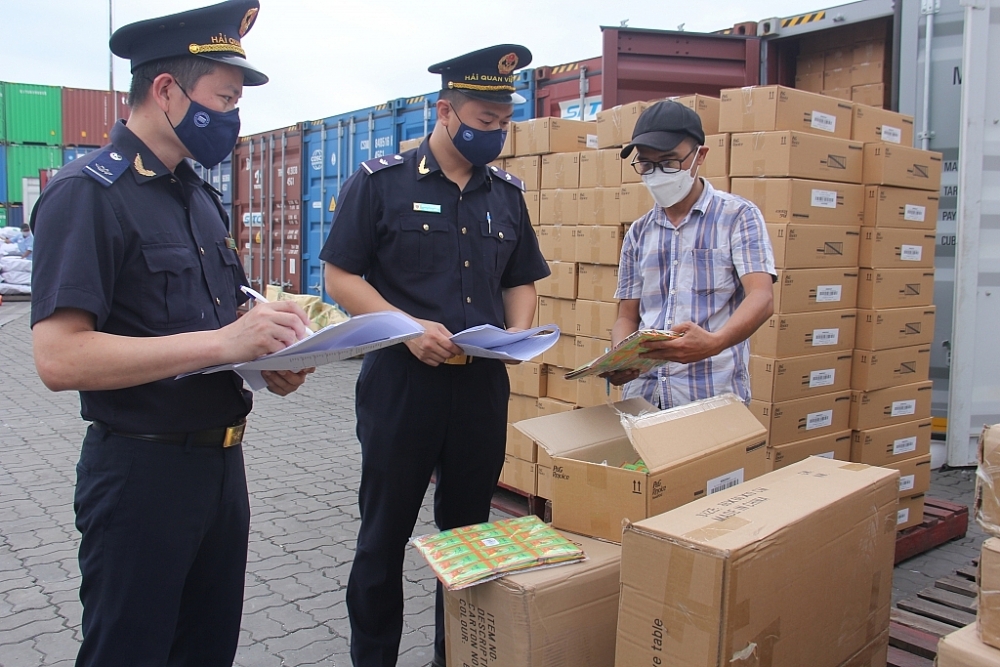 Công chức Chi cục Hải quan cửa khẩu cảng Sài Gòn khu vực 1 kiểm tra hàng hóa nhập khẩu. Ảnh: T.H