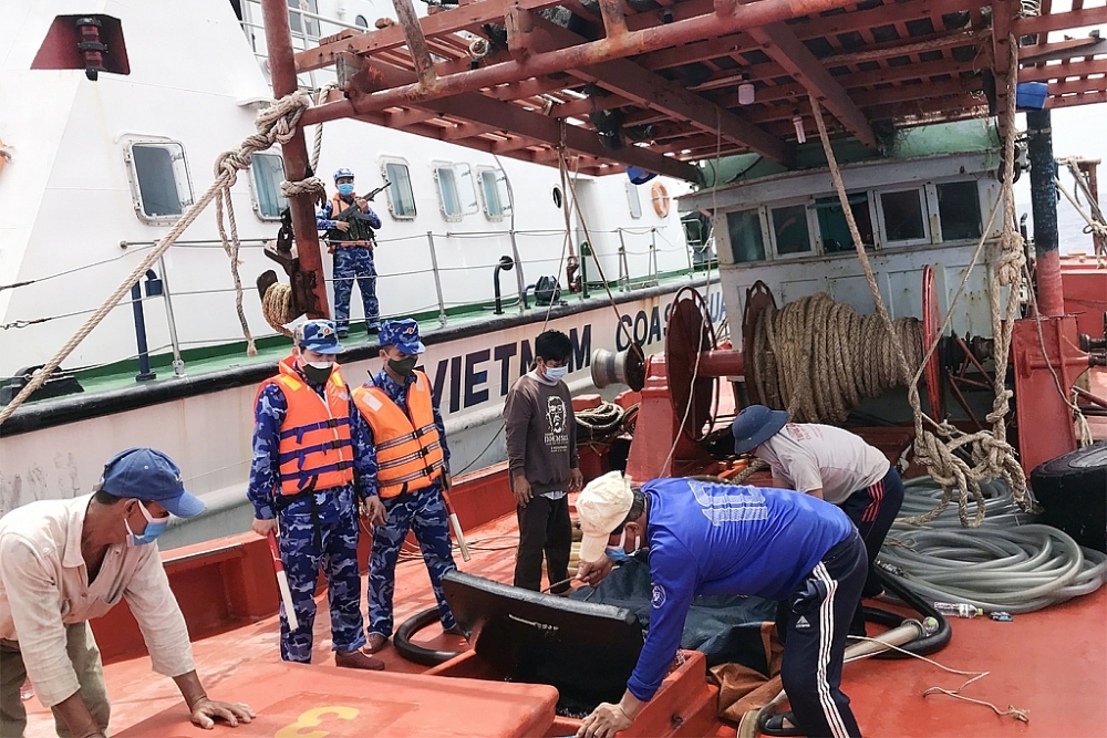 Lực lượng Cảnh sát biển kiểm tra, bắt giữ các vụ vận chuyển trái phép dầu DO trên biển.