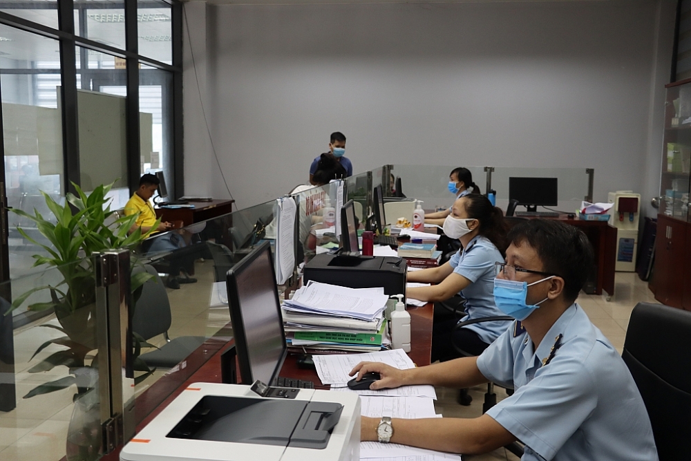 Hoạt động nghiệp vụ tại Chi cục Hải quan cửa khẩu quốc tế Lào Cai, Cục Hải quan Lào Cai. 	Ảnh: T.Bình