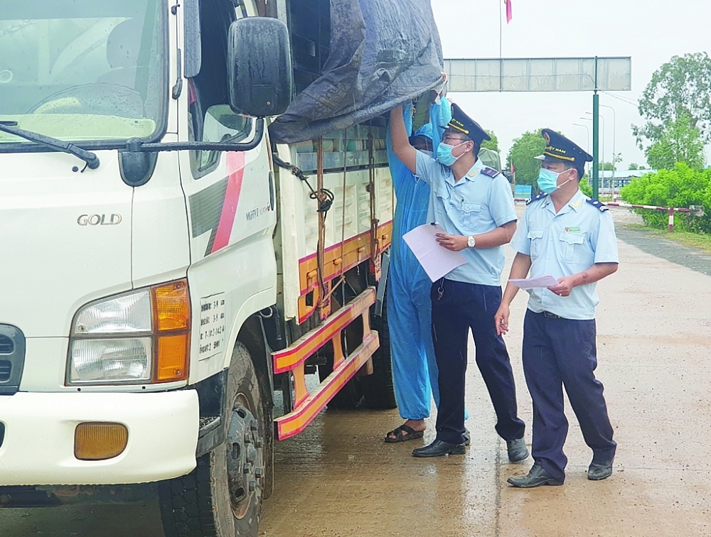 Kiểm tra hàng hóa nhập khẩu tại cửa khẩu Giang Thành- Kiên Giang. Ảnh: Đ.N Kiểm tra hàng hóa nhập khẩu tại cửa khẩu Giang Thành- Kiên Giang. Ảnh: Đ.N