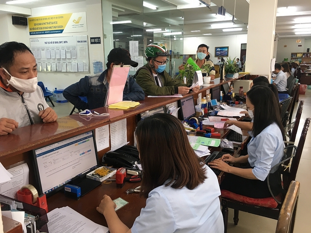 Người dân làm thủ tục tại Bảo hiểm xã hội TPHCM. 	Ảnh T.D