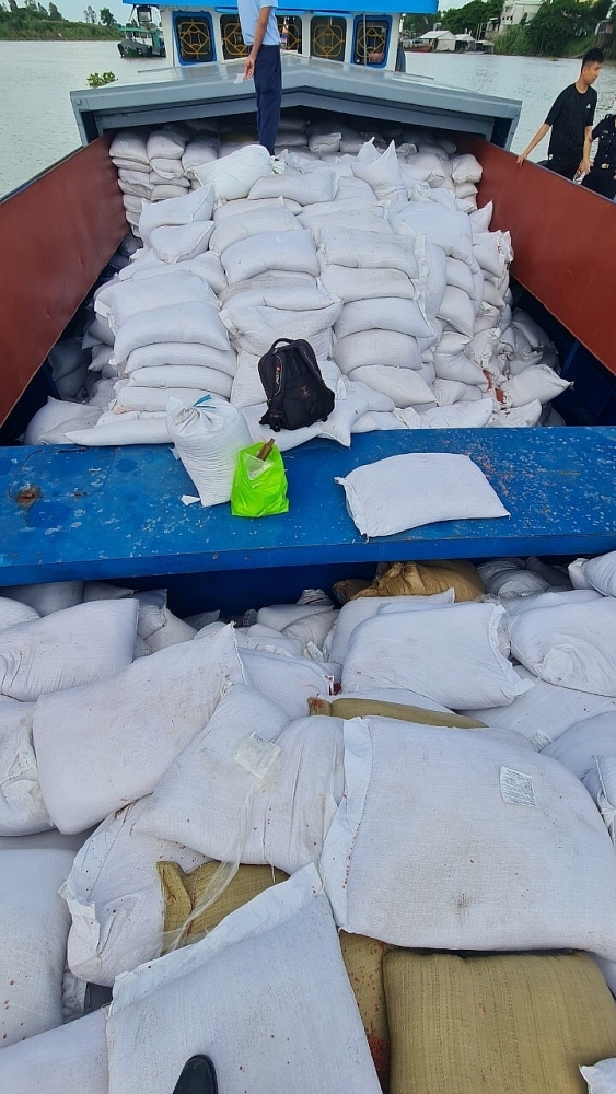 Sà lan chở 350 tấn phân bón nghi làm giả do Hải quan An Giang phát hiện, bắt giữ.	 Ảnh: N.T