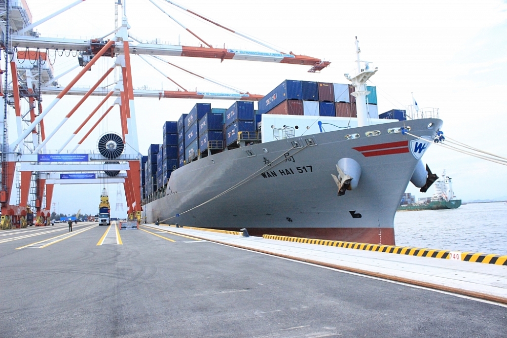 Một lượng lớn hàng hóa nhập khẩu về khu vực cảng Hải Phòng được chuyển về làm thủ tục tại các cục hải quan địa phương khác. 	 	Ảnh: T.Bình