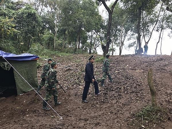 Hải quan Tân Thanh phối hợp lập lán trại chốt chặn tại các đường mòn lối mở.  	Ảnh: H.Nụ