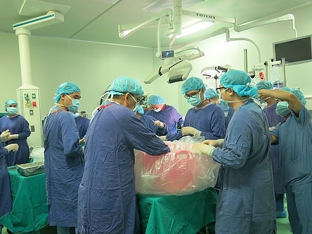 Các bác sỹ BV Hữu nghị Việt Đức thực hiện ca ghép tạng