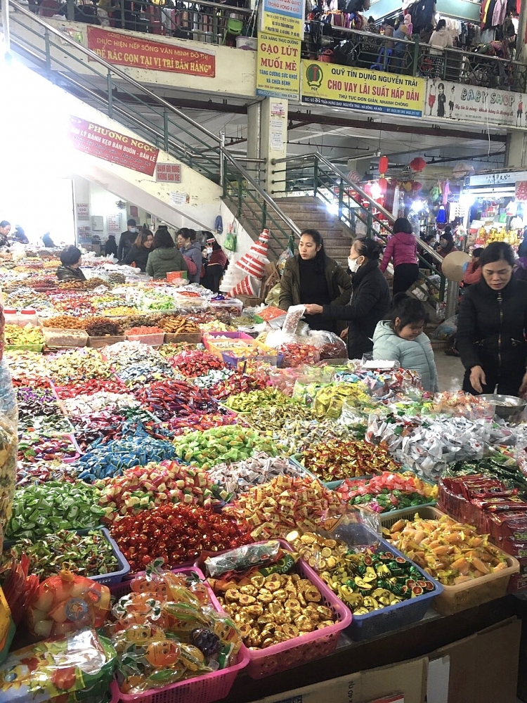 Lượng khách mua sắm Tết tại chợ Hà Đông, Hà Nội rục rịch tăng. 	Ảnh: DN