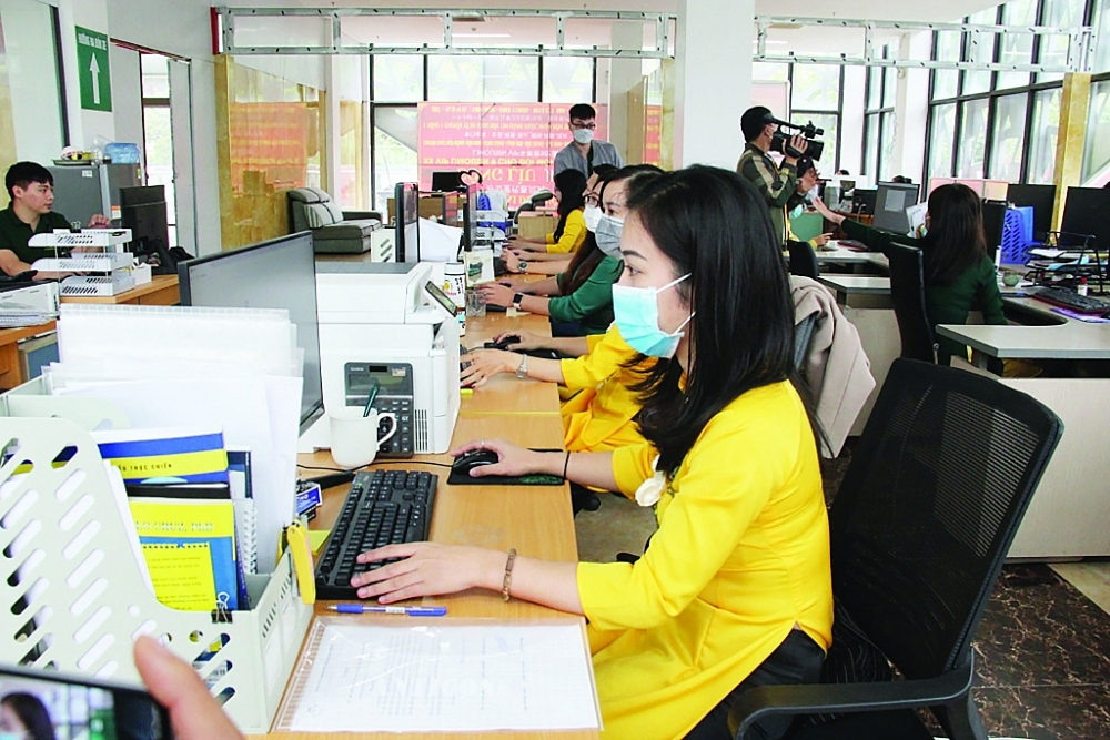 Hoạt động nhập khẩu hàng hóa của Tổng Công ty Bưu điện Việt Nam chi nhánh Lạng Sơn tại địa điểm tập kết. Ảnh: H.Nụ