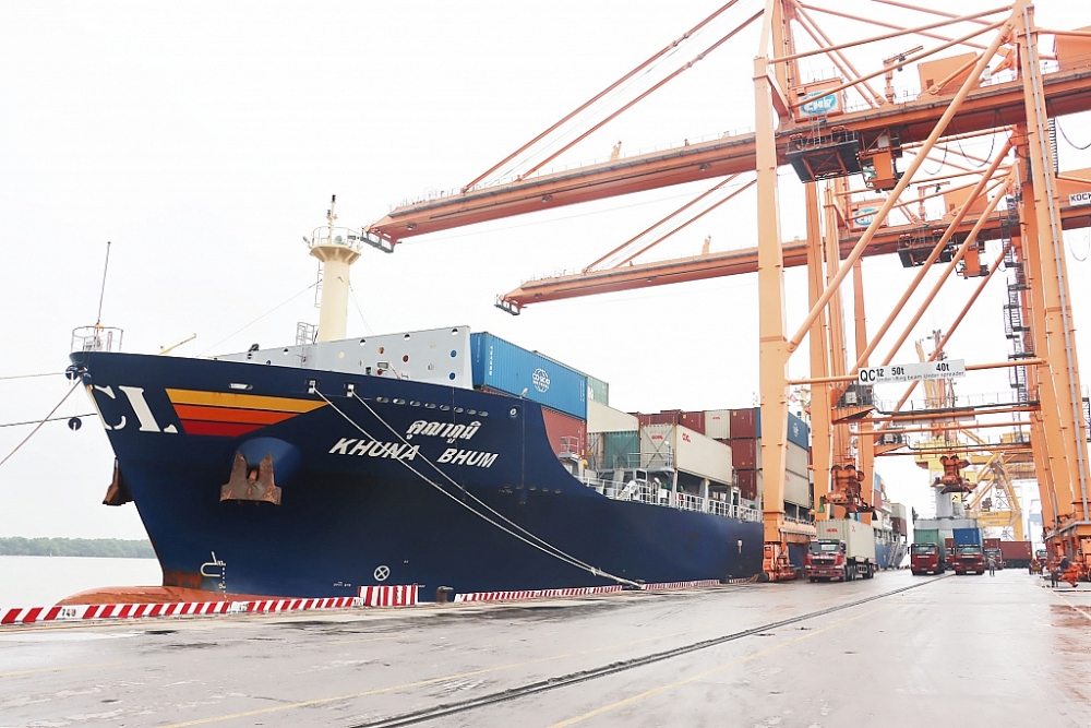 Thu ngân sách từ hoạt động xuất nhập khẩu ước đạt 210,6 nghìn tỷ đồng. Trong ảnh: Hoạt động xuất nhập khẩu tại cảng Tân Vũ, Hải Phòng tháng 11/2021	Ảnh: T.Bình	 