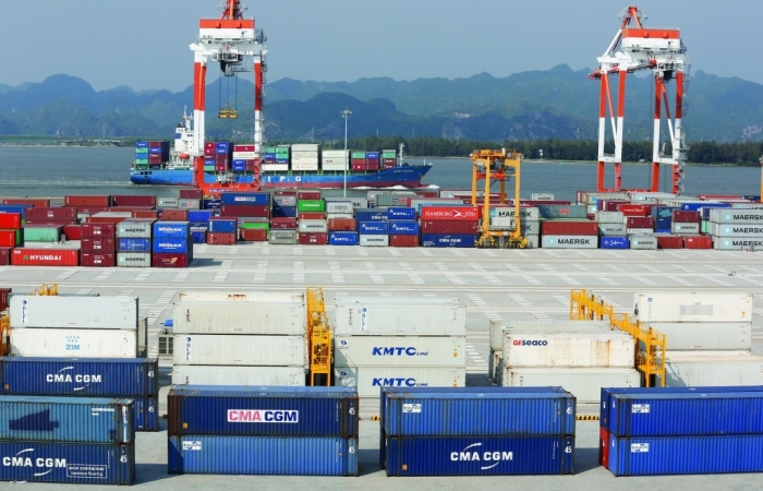Giá cước vận chuyển container “dựng đứng", doanh nghiệp “méo mặt"