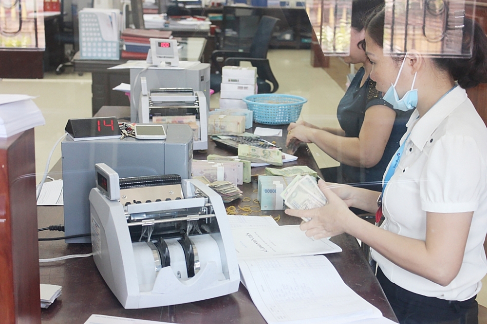 Ngân hàng và doanh nghiệp “kể khổ” chuyện nợ nần