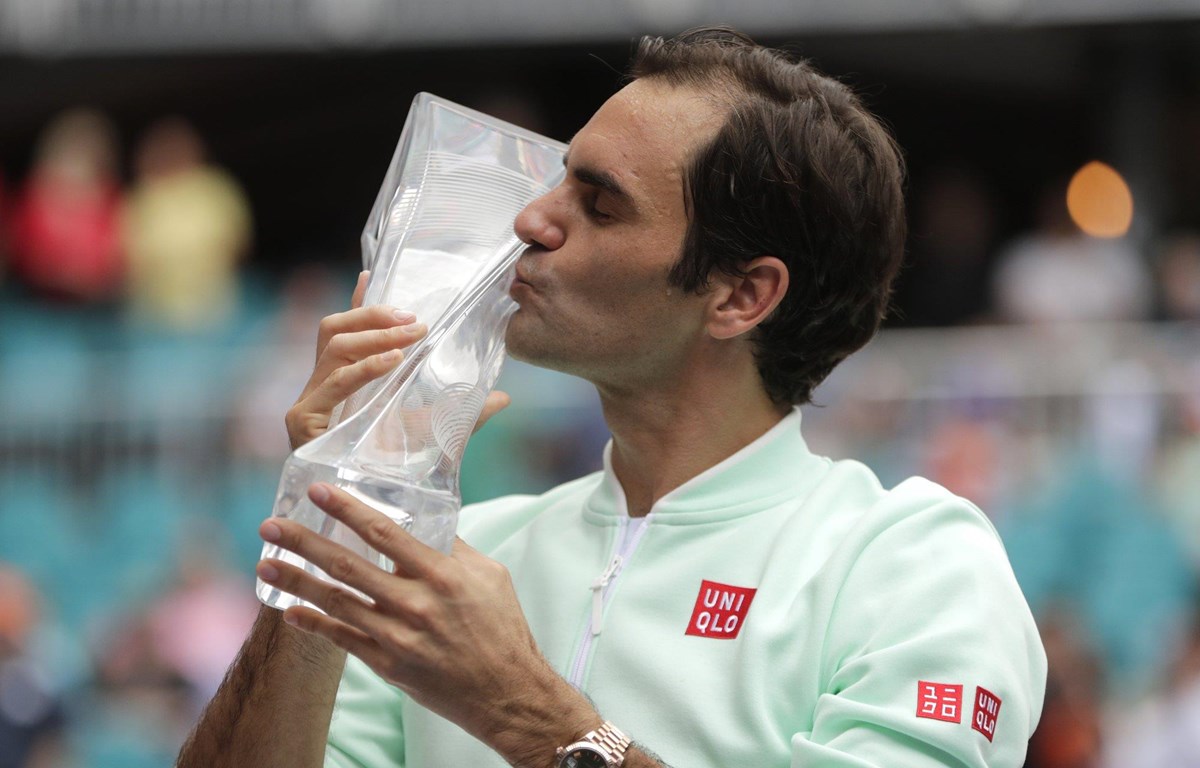 "Hạ gục nhanh" Isner, Federer lần thứ tư lên ngôi tại Miami Open