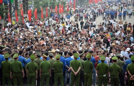 Hàng vạn người chen chúc trong ngày chính hội Đền Hùng