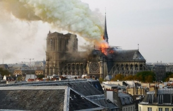 Nhà thờ Đức bà Paris bốc cháy dữ dội