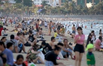 Bãi biển Nha Trang đông nghịt người giữa dịch Covid-19