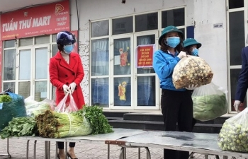 Tặng hàng tấn rau, thực phẩm cho người dân cách ly tại Khu đô thị Thanh Hà
