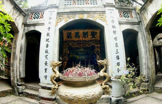 Tượng ông Sấm kỳ lạ ở chùa Bà Tấm