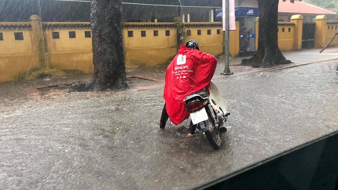 ha noi ngap nuoc tu be sau con mua trang troi