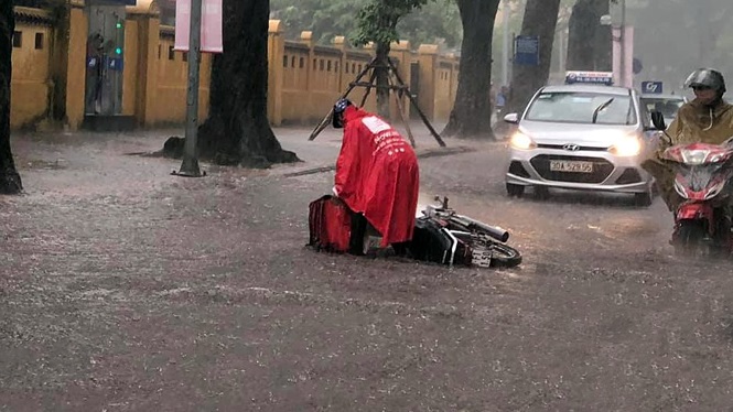 ha noi ngap nuoc tu be sau con mua trang troi