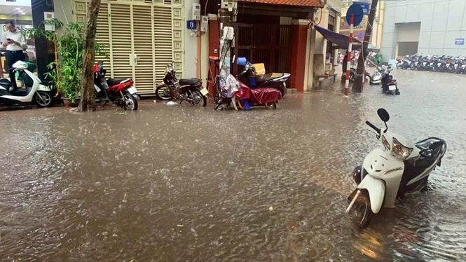 ha noi ngap nuoc tu be sau con mua trang troi