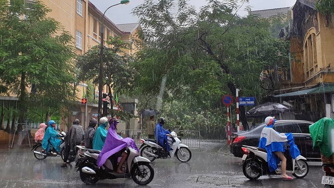 ha noi ngap nuoc tu be sau con mua trang troi