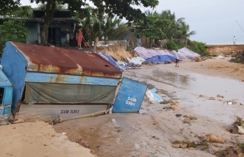 Nước lũ rút, nhiều nhà dân ở Phú Quốc tan hoang