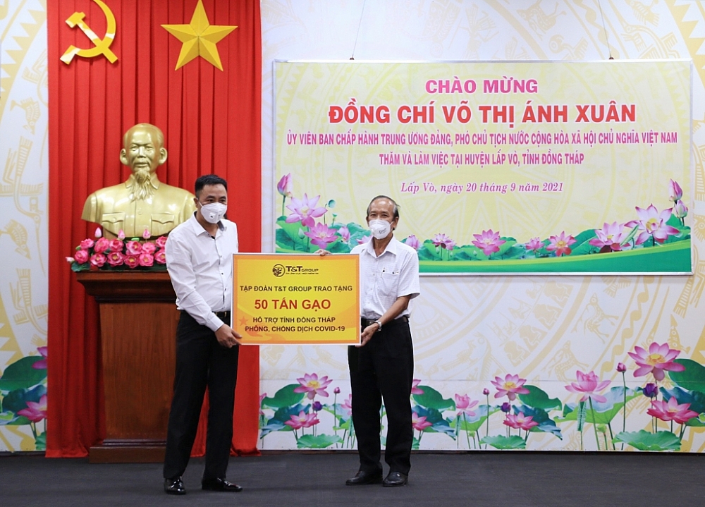 T&T Group trao tặng 140.000 bộ kit và 150 tấn gạo hỗ trợ một số tỉnh phía Nam