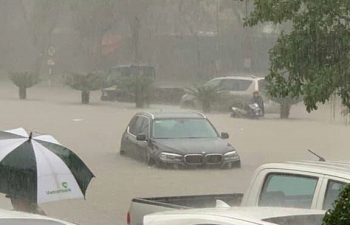 Thành phố Vinh chìm trong trận mưa dữ dội hiếm thấy