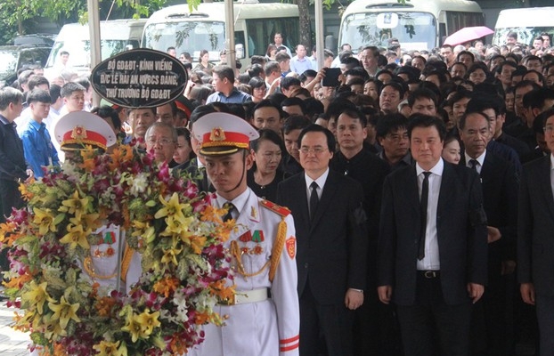 Dòng người tiễn biệt cố Thứ trưởng Bộ GD-ĐT Lê Hải An