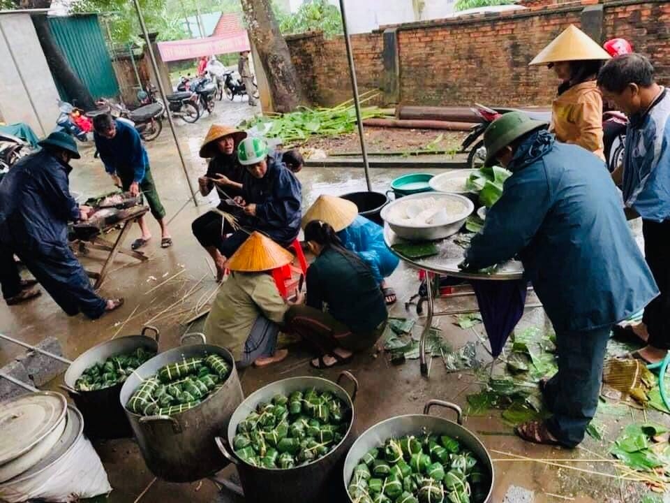 Ấm tình bà con vùng lũ Ấm tình bà con vùng lũ