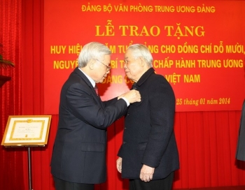 trao tang huy hieu 75 nam tuoi dang cho ong do muoi