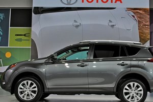 Mẫu RAV4 của Toyota có giá bán hơn 35.000 USD