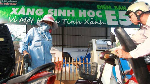 Xem xét tăng thuế nhập khẩu xăng E5