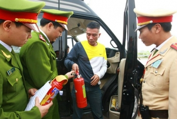 hinh anh ngay dau tien xu phat o to khong trang bi binh chua chay