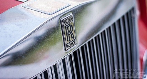 rolls royce phantom mau do doc nhat tai xuat tren duong pho