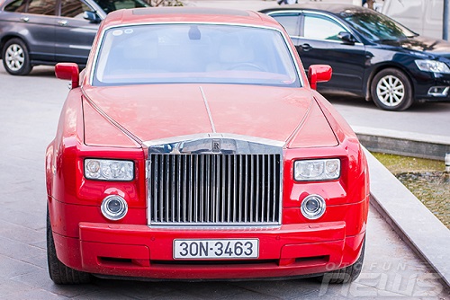 rolls royce phantom mau do doc nhat tai xuat tren duong pho