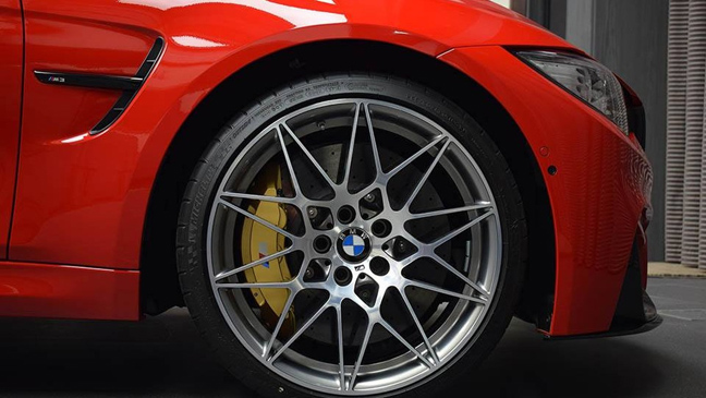 bmw trinh dien m3 phien ban competition voi sac do ferrari