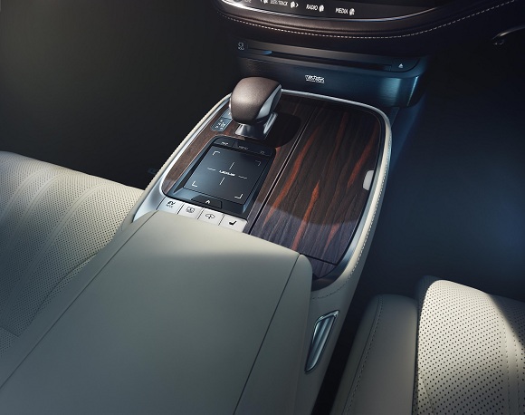 lexus ls 2018 co gi moi