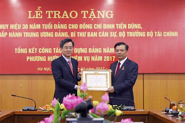 Bộ trưởng Bộ Tài chính Đinh Tiến Dũng đón nhận huy hiệu 30 năm tuổi Đảng