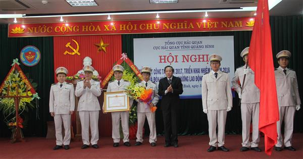 Hải quan Quảng Bình đón nhân Huân chương Lao động hạng Nhất