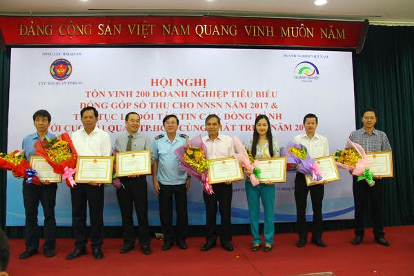 hai quan tphcm ton vinh 200 doanh nghiep nop thue tieu bieu