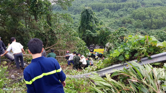 xe khach roi xuong vuc tren deo hai van hon 20 giao vien va sinh vien bi thuong