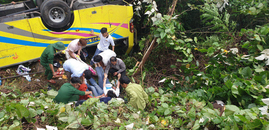 xe khach roi xuong vuc tren deo hai van hon 20 giao vien va sinh vien bi thuong