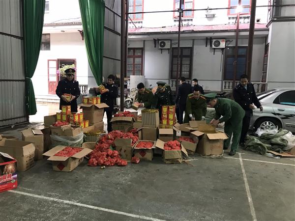 can canh qua trinh thu giu kiem dem lo hang gan 900 kg phao no bi hai quan tan thanh bat giu