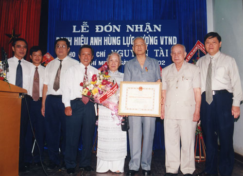 bai 2 anh hung luc luong vu trang nhan dan nguyen tai sat son mot doi cach mang