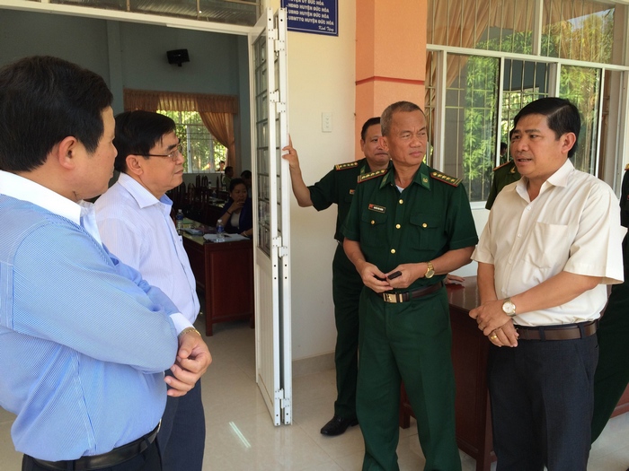 long an kien quyet ngan chan nguoi viet nam sang campuchia danh bac