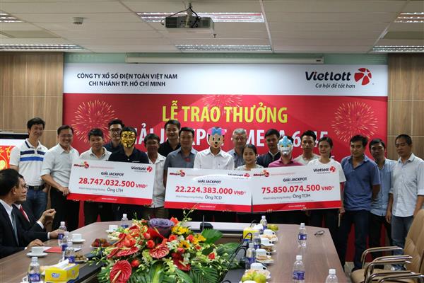 Vietlott cùng lúc trao 3 giải Jackpot với tổng trị giá hơn 126,8 tỷ đồng